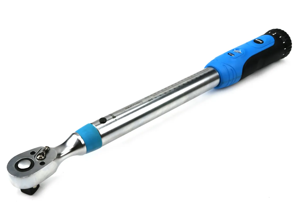 Narzędzia warsztatowe kluczowe dla bezpieczeństwa: klucz dynamometryczny, podnośnik, kobyłki