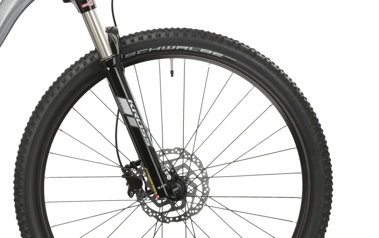 Przednie koło roweru g&oacute;rskiego z oponą Schwalbe i amortyzatorem Kross. Dysk hamulcowy i szprychy. Dobre koło do roweru na trudny teren.