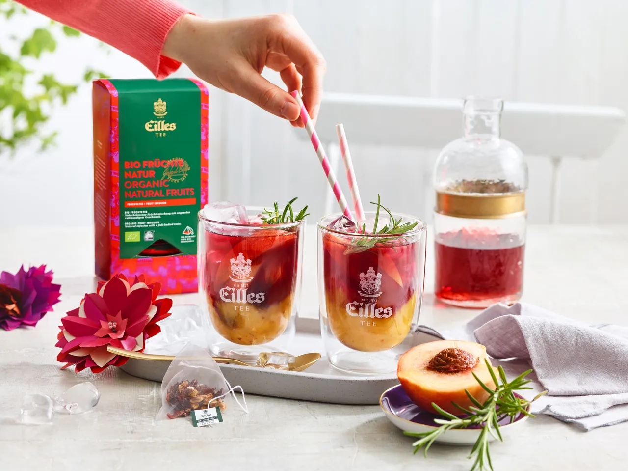 r&oacute;żne smaki mrożonej herbaty w szklankach