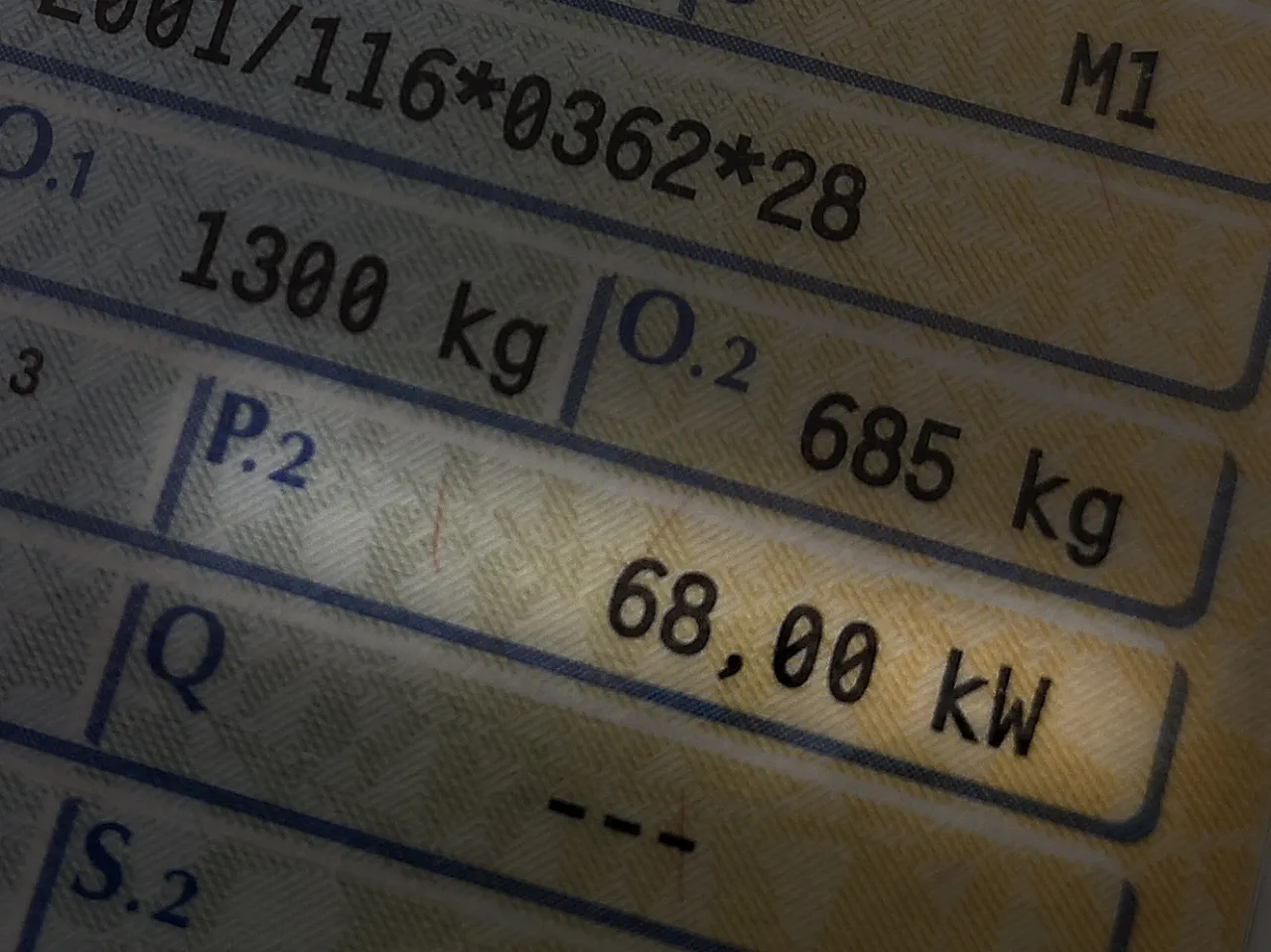 Dokument pojazdu z danymi: 1300 kg, 685 kg i 68,00 kW. 80kw ile to km?