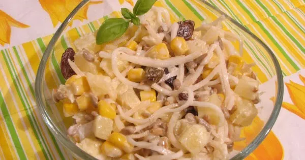 surówka z selera z ananasem i rodzynkami