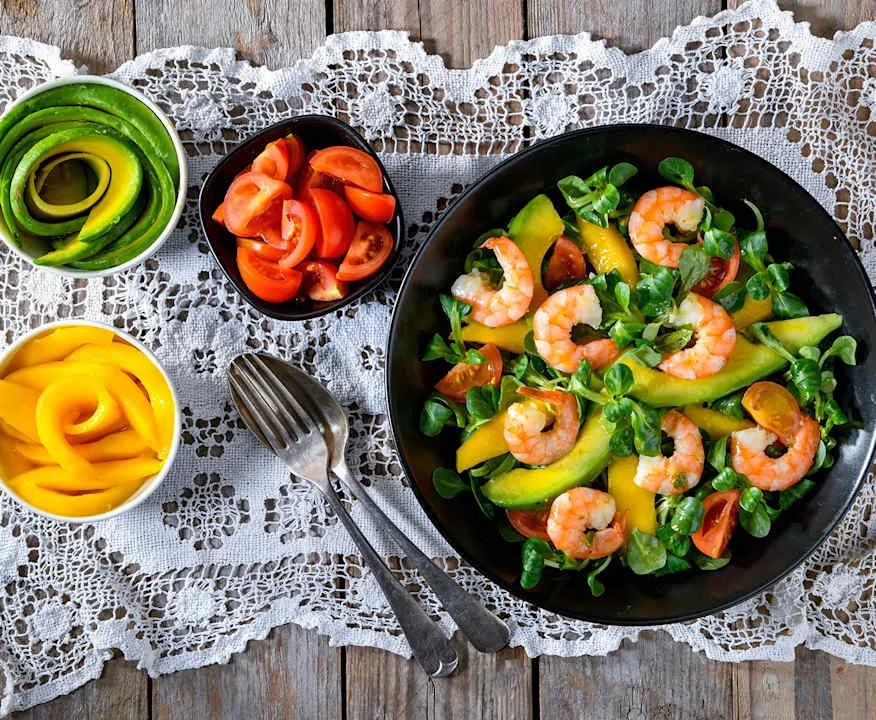 insalata di gamberi con avocado e mango