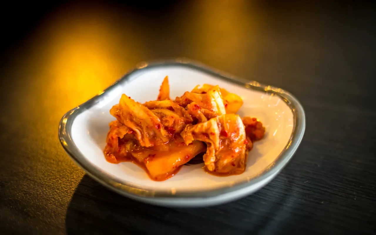 kimchi na talerzu z r&oacute;żnymi potrawami