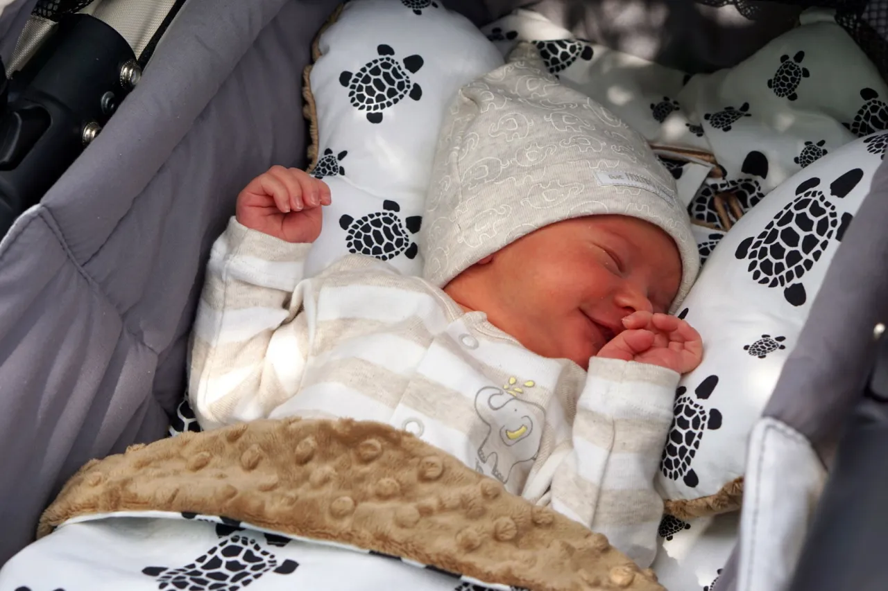 niemowlę w foteliku samochodowym z poduszką antywstrząsową