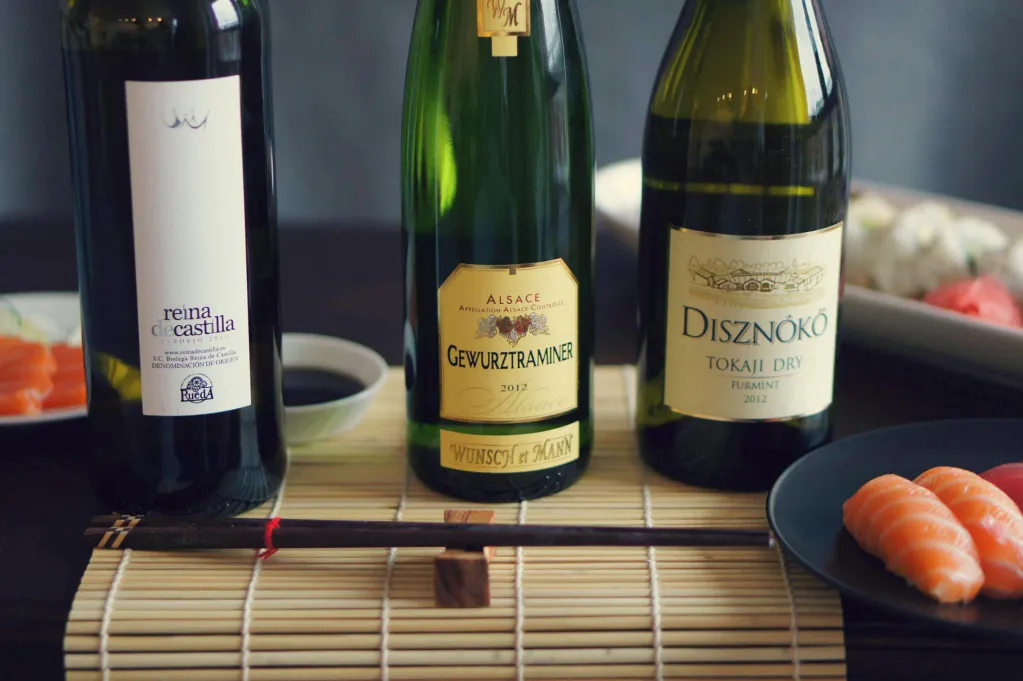 białe wino do sushi r&oacute;żne butelki