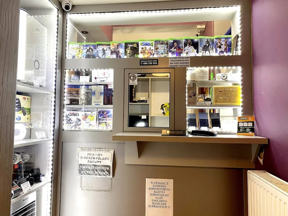 Wnętrze lombardu z biżuterią i elektroniką