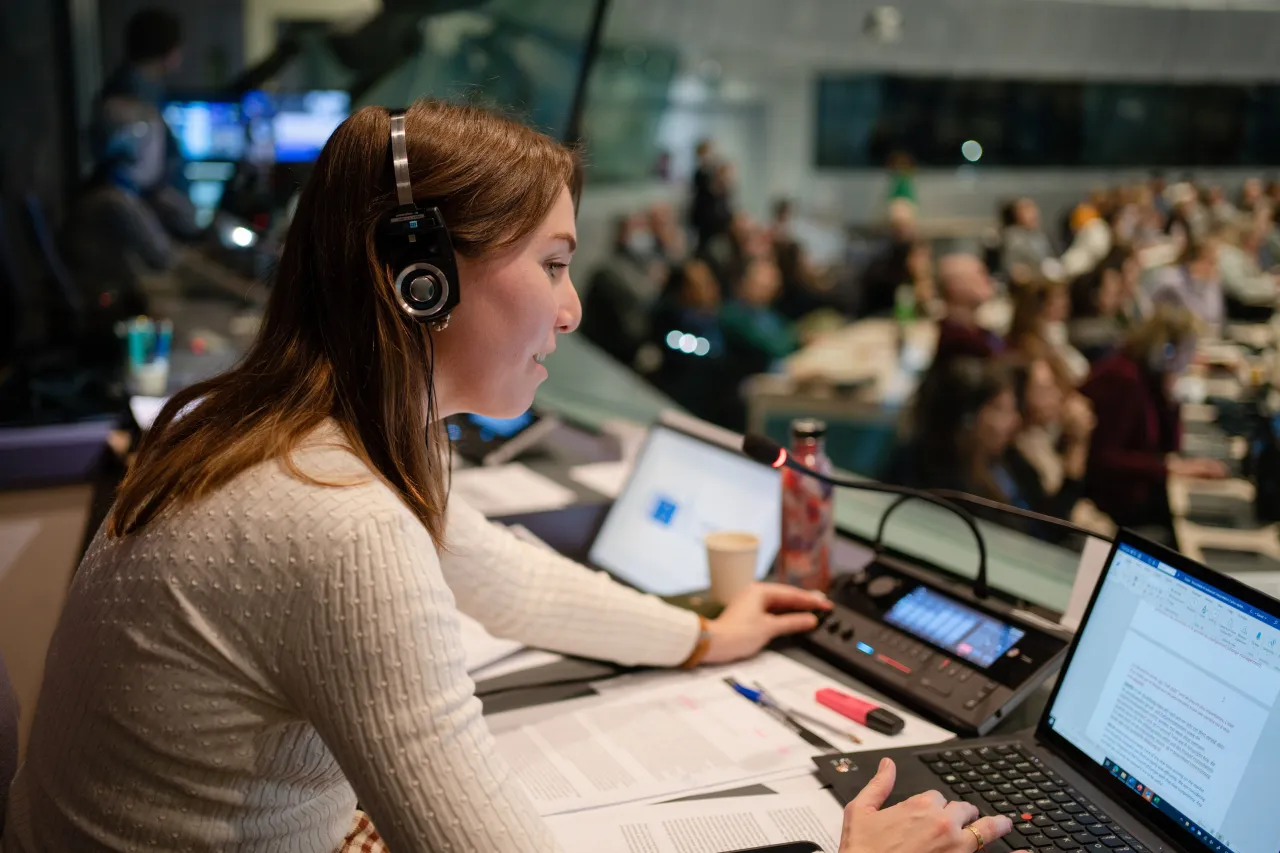 tłumacz symultaniczny w kabinie podczas konferencji