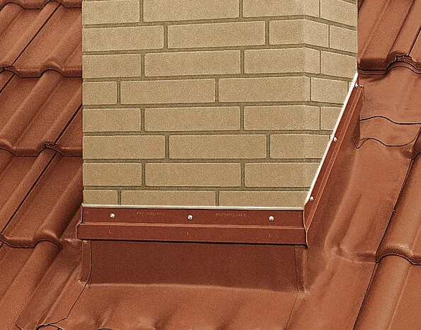 Prawidłowo wykonana obr&oacute;bka blacharska komina