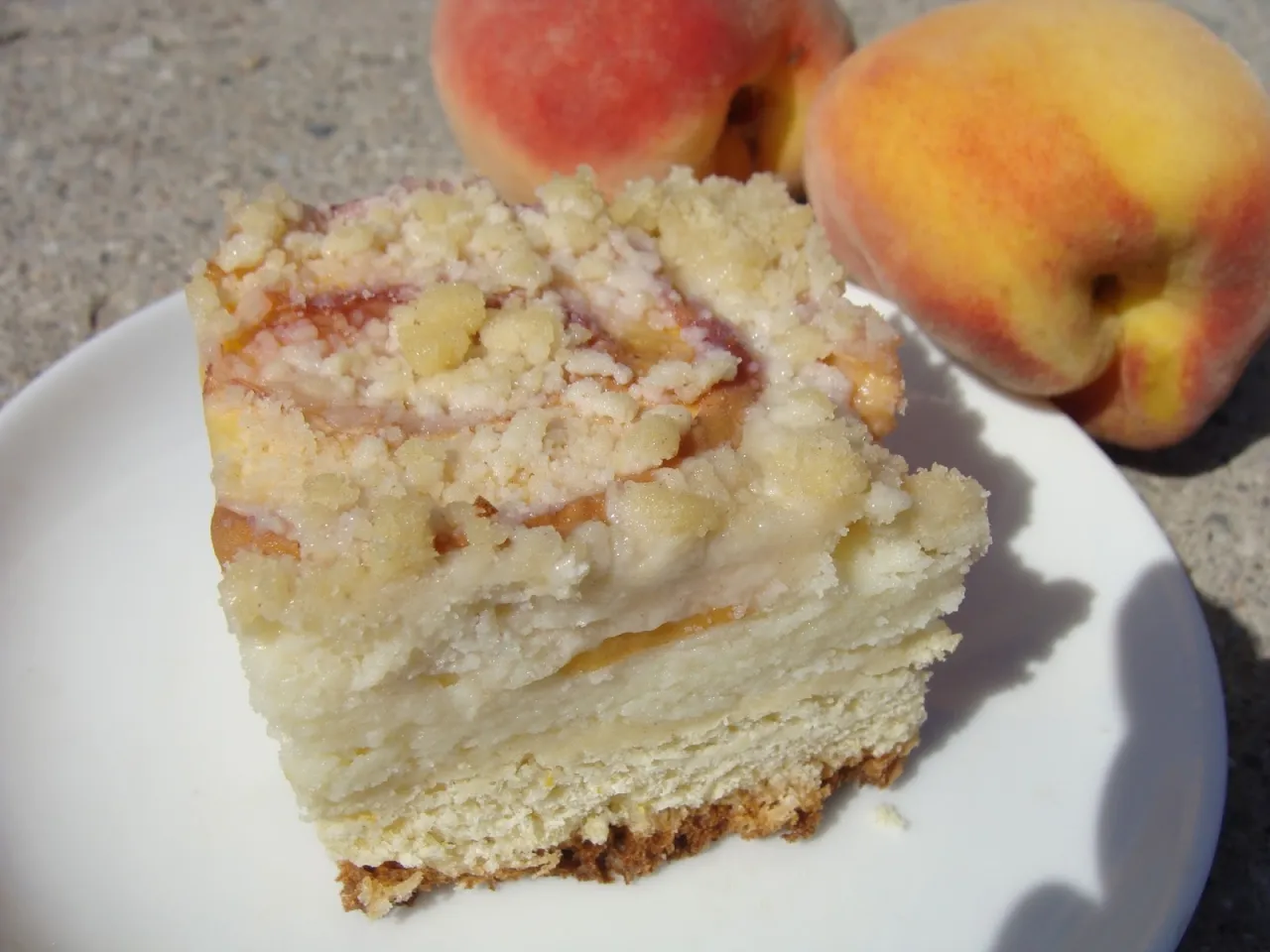 Pyszne ciasto drożdżowe rwane z brzoskwiniami i kruszonką. Idealne na lato, gdy szukasz przepisu na coś słodkiego.