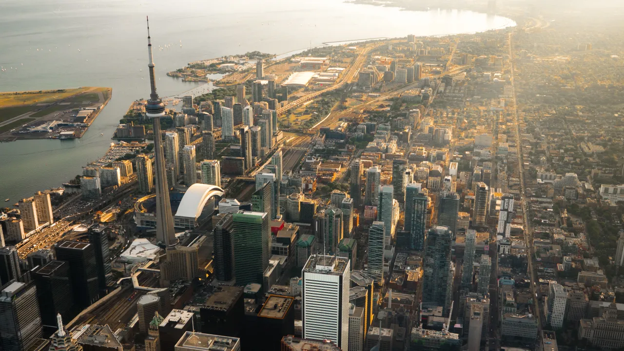 Zdjęcie Ile trwa lot z Warszawy do Toronto? Zaskakujące fakty o czasie lotu