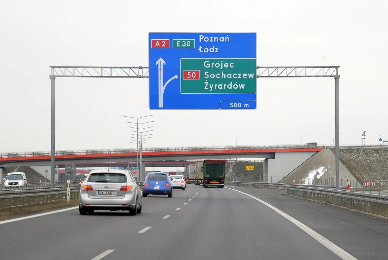 Zdjęcie Ile można jechać na autostradzie w Polsce? Poznaj kluczowe limity prędkości