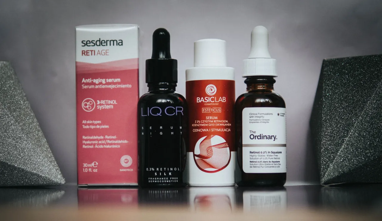 Zdjęcie Czy na serum z retinolem nakładać krem? Odkryj korzyści nawilżenia