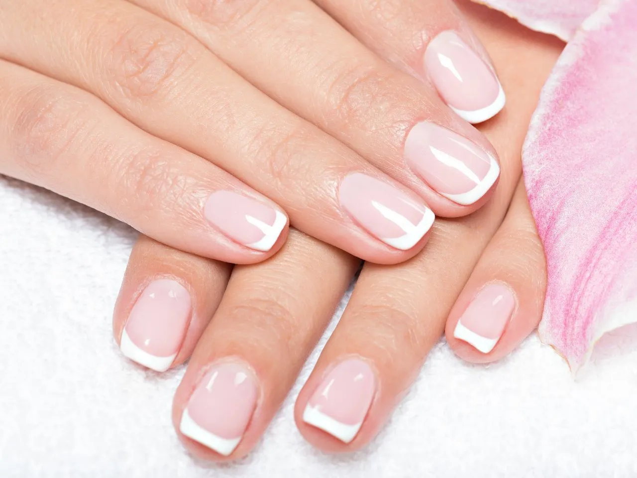 Zdjęcie Jak samemu wykonać perfekcyjny French manicure w 5 prostych krokach