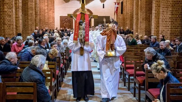 Zdjęcie Czy msza rezurekcyjna jest mszą niedzielną? Poznaj swoje obowiązki