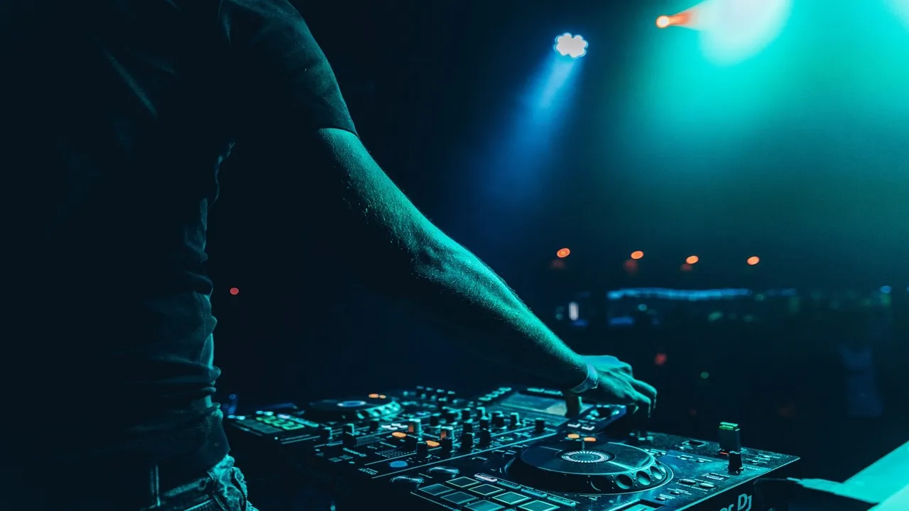 Zdjęcie Co robi DJ? Poznaj sekrety pracy DJ-a na imprezach i koncertach