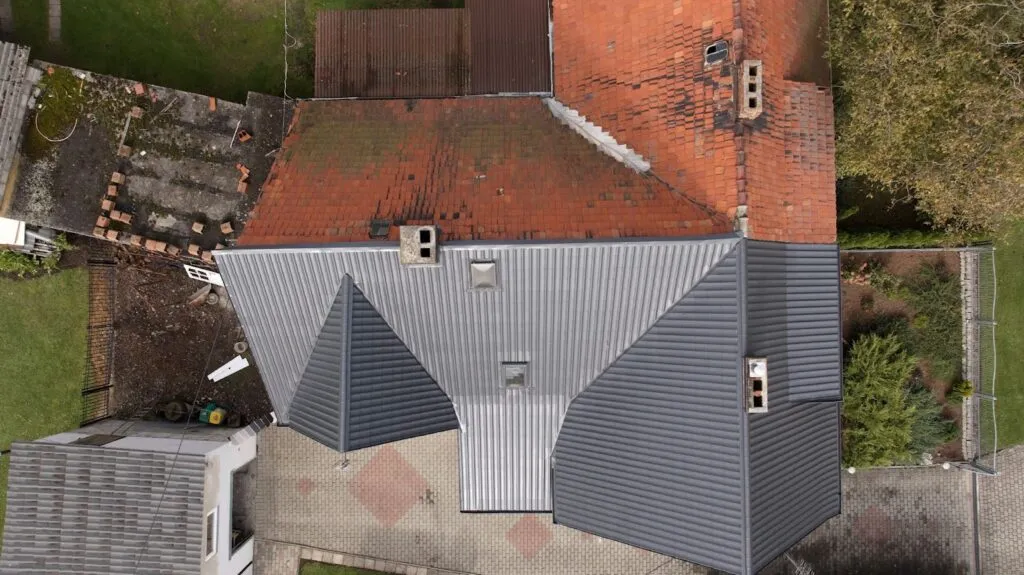 Zdjęcie Skuteczne sposoby na to, czym umyć dachówkę ceramiczną bez uszkodzeń