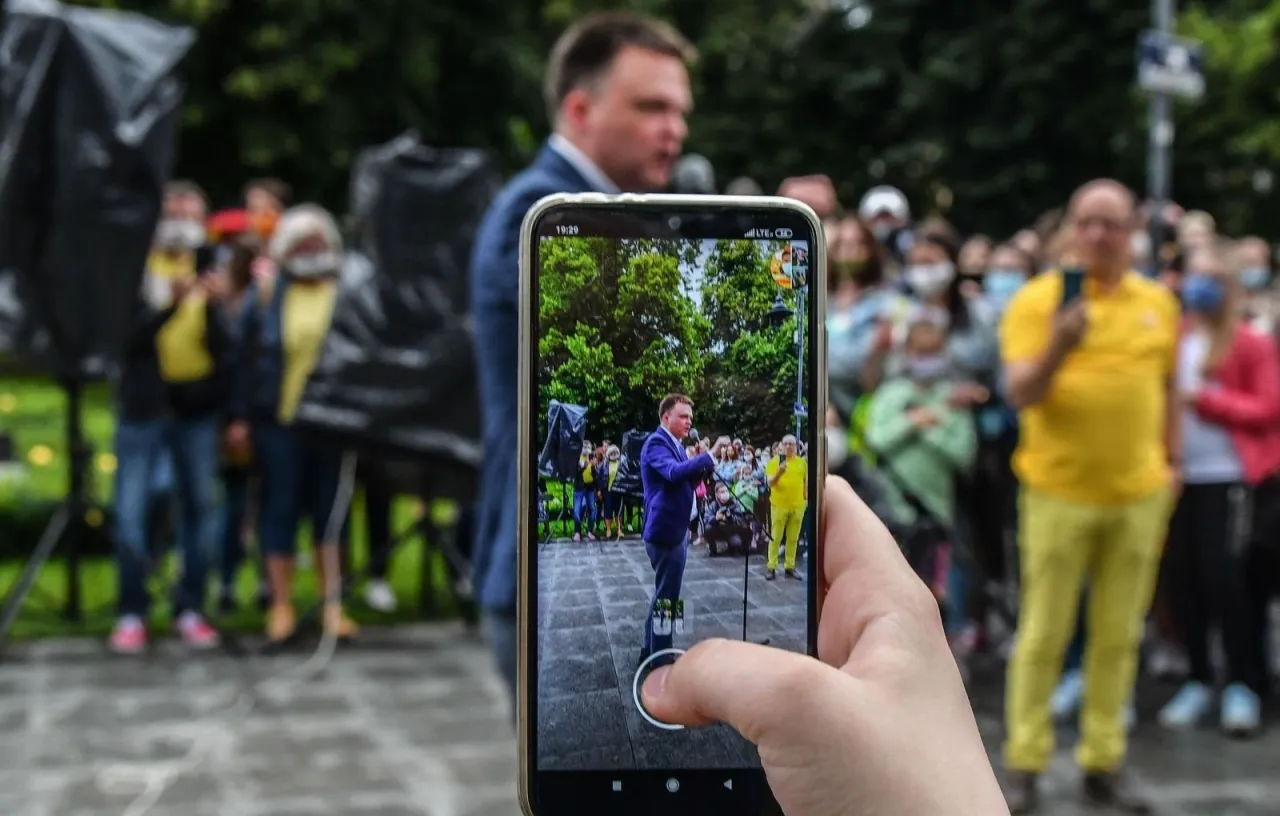 Zdjęcie Gdzie mieszka Hołownia? Odkryj tajemnice jego domu w Otwocku