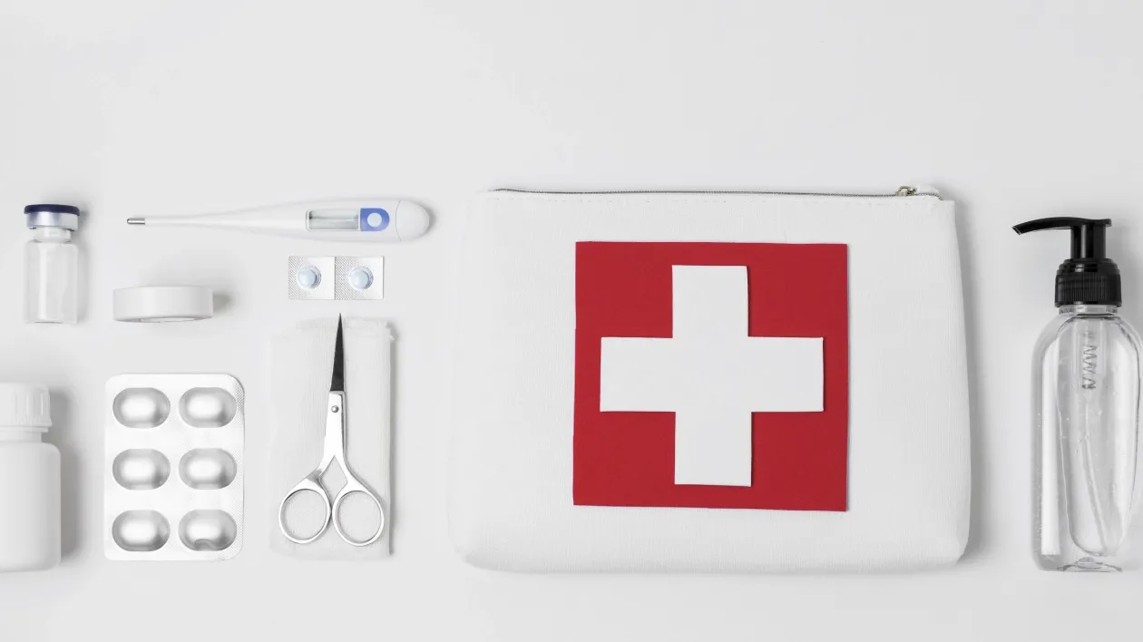 Zdjęcie Apteczka turystyczna: co spakować? Kompleksowy przewodnik