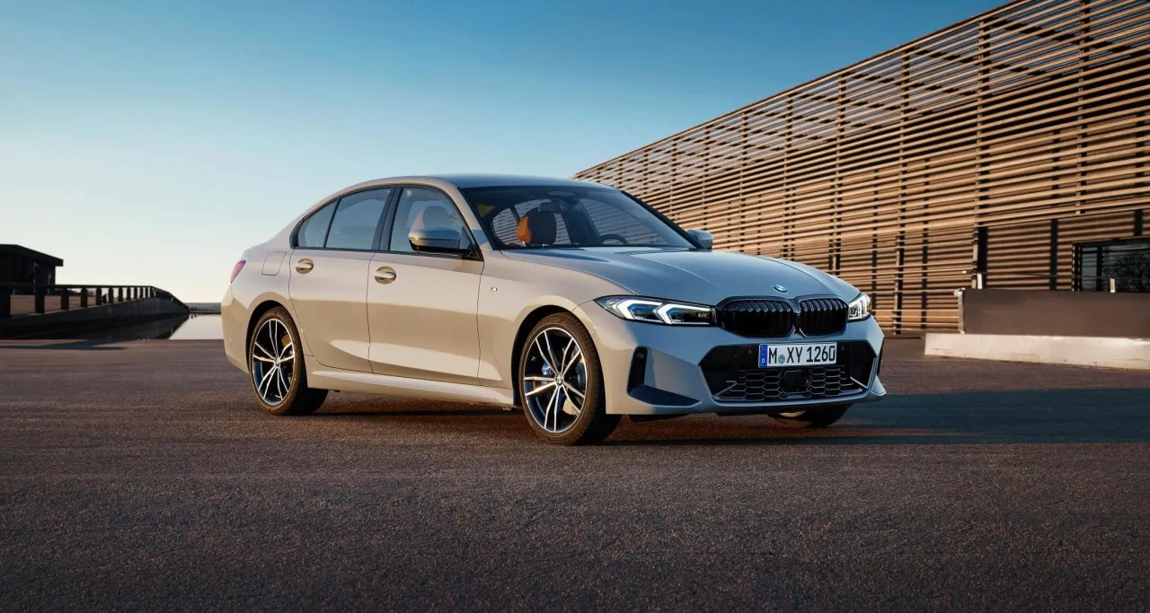 Zdjęcie BMW Seria 3 320i: Sportowy sedan o imponujących osiągach