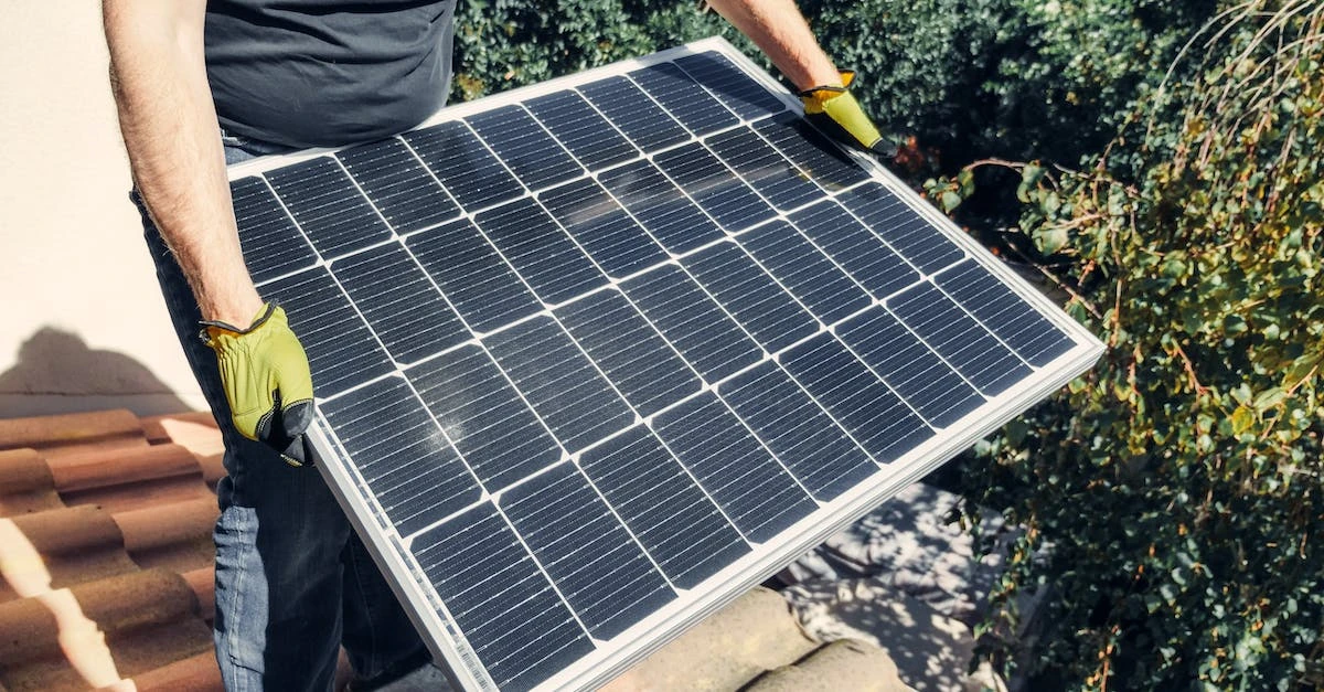 Montaż dachówki solarnej Koszt pokrycia dachem solarnym
