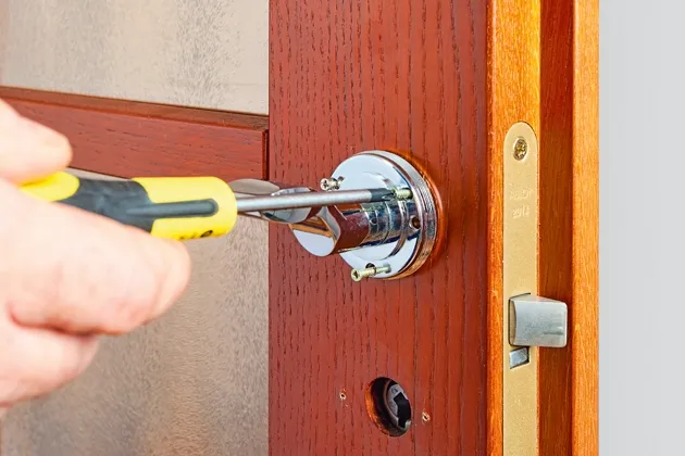 Zdjęcie Jak zdemontować klamkę w drzwiach łazienkowych - proste kroki i porady