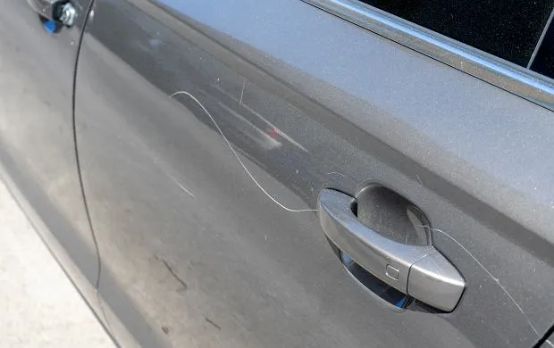 Zdjęcie Jak usunąć rysy z karoserii samochodu - sprawdzone metody i porady