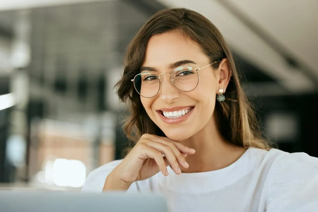Zdjęcie Jakie są modne okulary damskie - trendy, które musisz znać