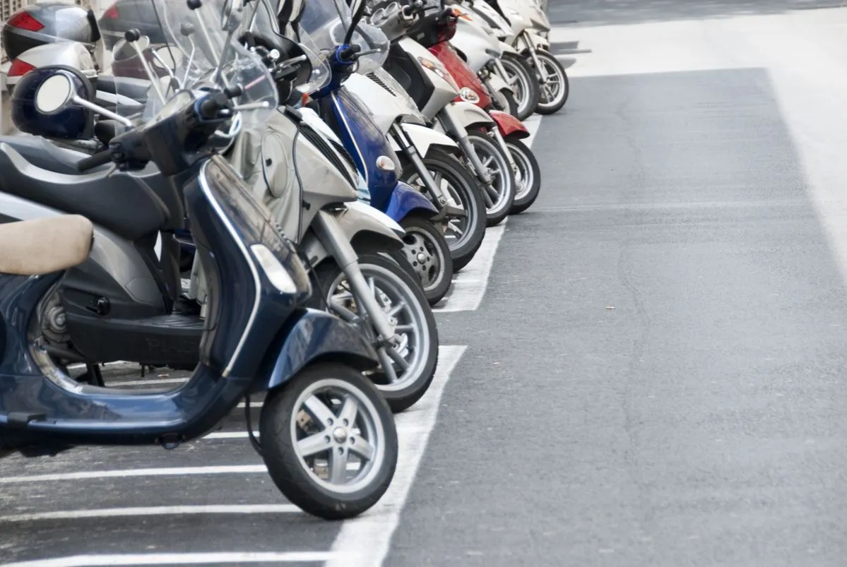 Zdjęcie Wysokie kary za jazdę motorowerem bez uprawnień: konsekwencje i mandaty