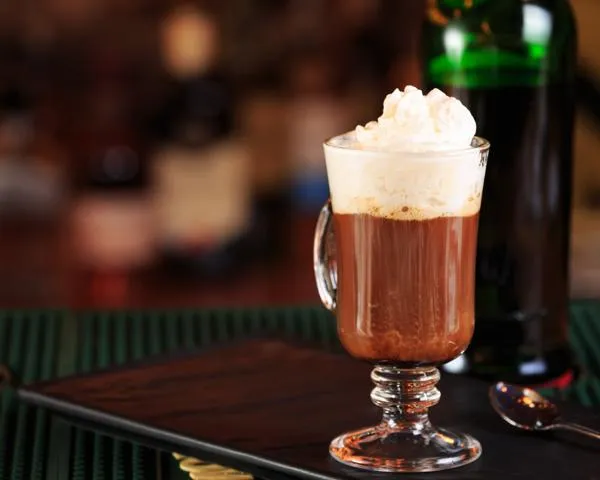 Zdjęcie Jak przygotować idealny irish coffee drink - przepis i historia