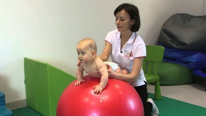 Zdjęcie Jak podnosić niemowlę według fizjoterapeuty, aby uniknąć kontuzji