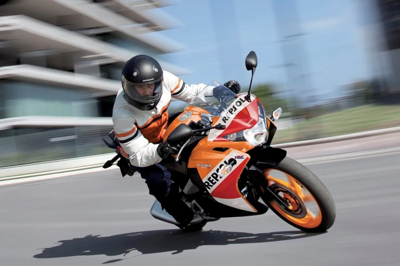Zdjęcie Honda CBR 125 ile ma koni? Zaskakujące fakty o mocy silnika