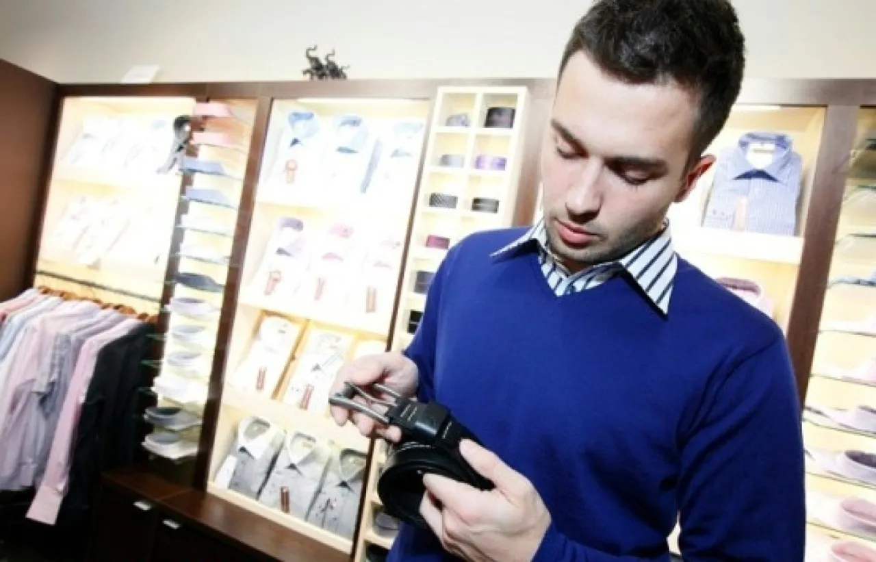 Zdjęcie Jak zawiązać krawat śledź: Prosty sposób na elegancki wygląd