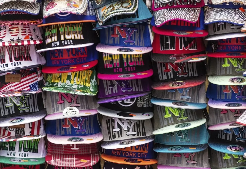 Zdjęcie Czapka z prostym daszkiem jak się nazywa? Poznaj najpopularniejsze modele snapbacków