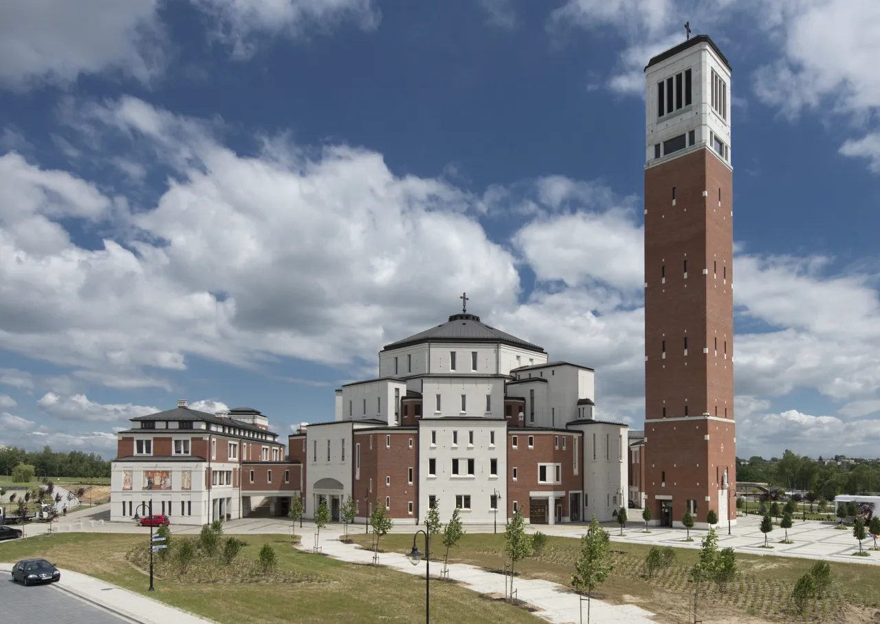 Zdjęcie Sanktuarium JPII w Krakowie: Historia, architektura i msze