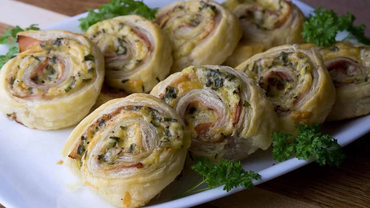 Zdjęcie Pyszne ciasto francuskie z pieczarkami i szynką - prosty przepis