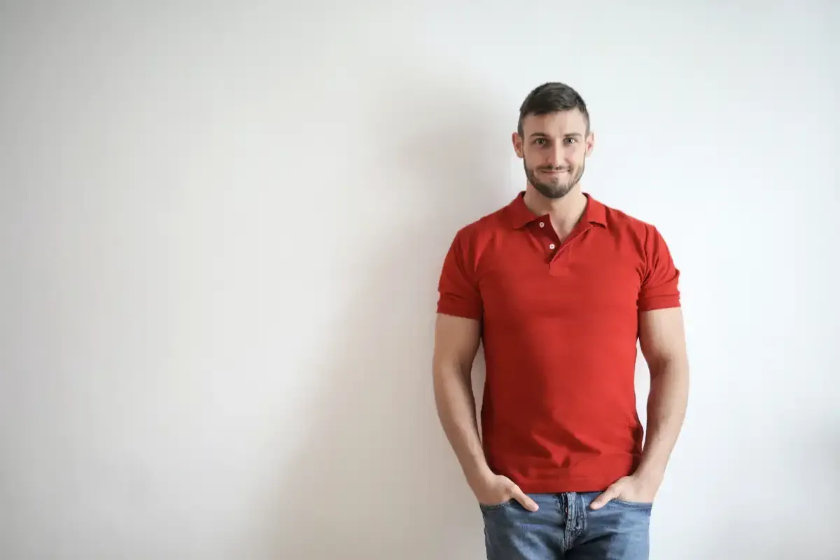 Zdjęcie Czy koszulkę polo nosi się w spodniach? Odkryj najlepsze stylizacje