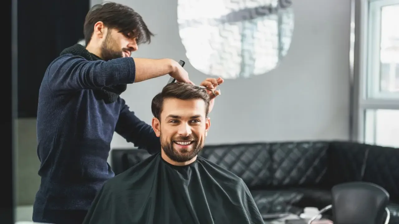 Zdjęcie Ile można zarobić na salonie fryzjerskim? Kluczowe czynniki i przykłady zarobków
