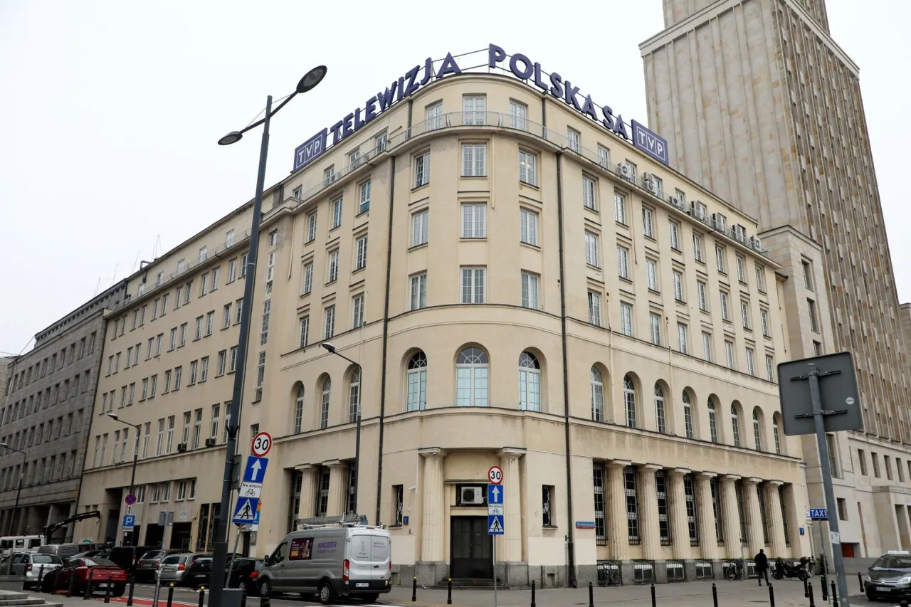 Zdjęcie Zamknięty budynek TVP. Posłowie PiS przetrzymywani.