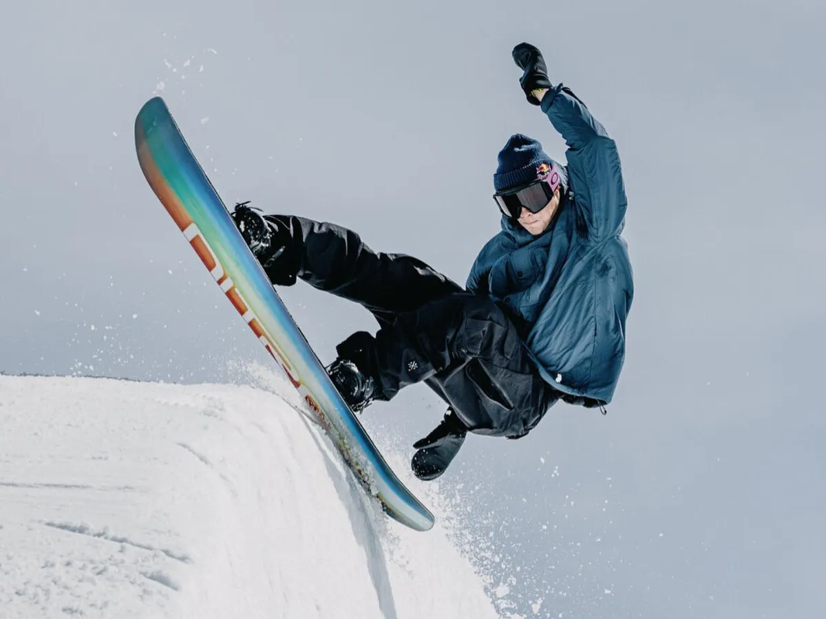 Zdjęcie Co to znaczy all mountain snowboard? Odkryj jego wszechstronność i cechy