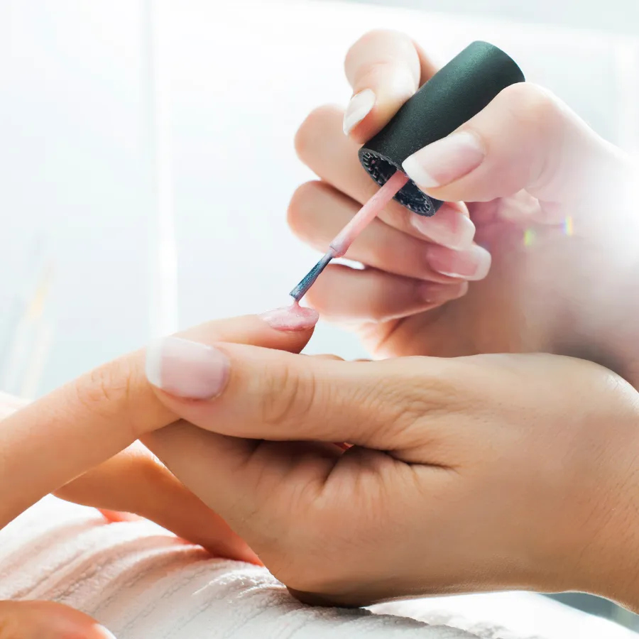 Zdjęcie Jak naprawić manicure hybrydowy i uniknąć jego uszkodzenia