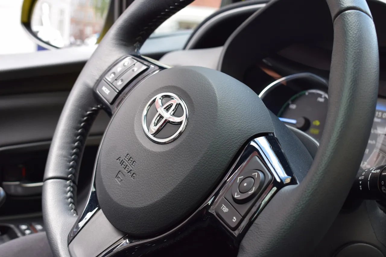 Zdjęcie Ile pali Toyota Yaris 1.3 benzyna? Sprawdź realne spalanie i oszczędności