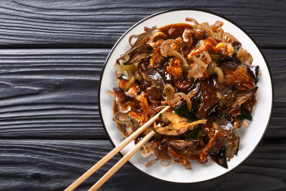 Zdjęcie Aromatyczna wieprzowina z grzybami mun – prosty przepis na danie azjatyckie