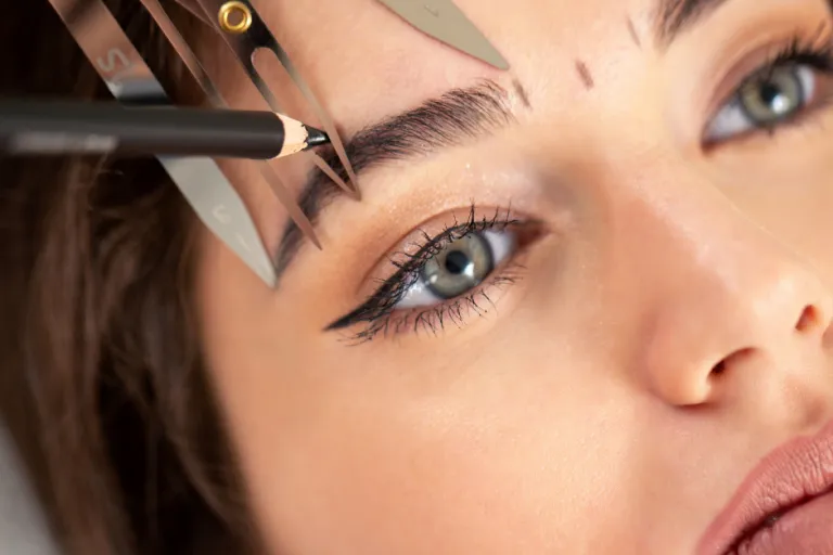 Zdjęcie Henna pudrowa brwi: Co to jest, efekty i jak wygląda zabieg?