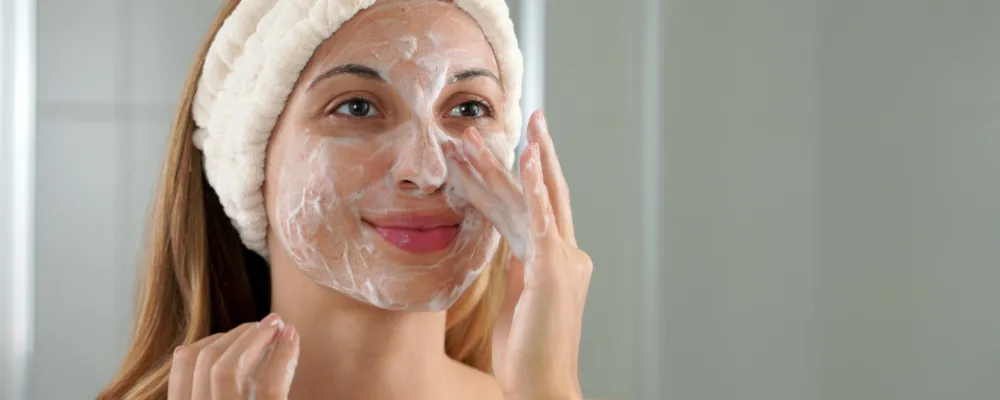 Zdjęcie Ile trzymać peeling na twarzy, by uniknąć podrażnień skóry?