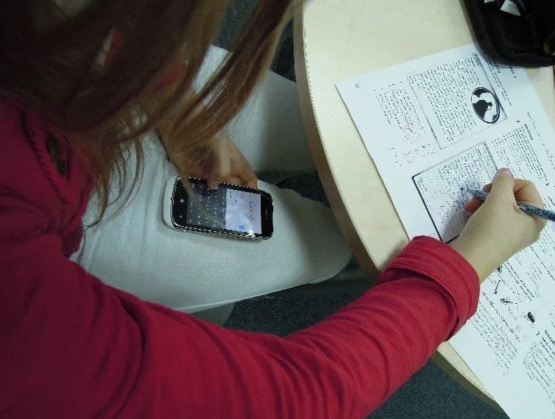 Zdjęcie 7 sprawdzonych technik jak ukryć telefon na sprawdzianie - Poradnik ucznia