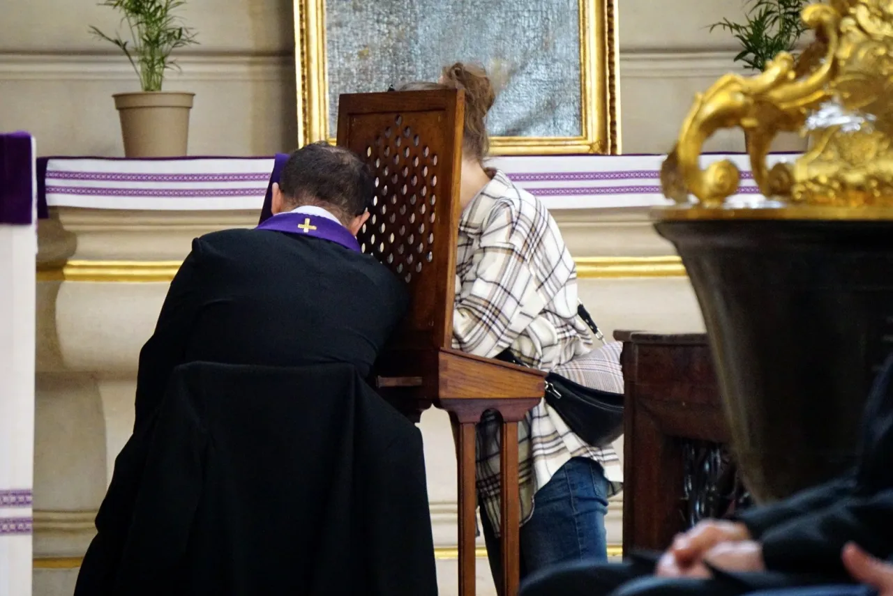 Zdjęcie Jaka jest regułka do spowiedzi? Kluczowe słowa i znaczenie ritualu