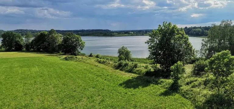 Zdjęcie Najlepsze trasy rowerowe w Mikołajkach – odkryj ukryte piękno regionu
