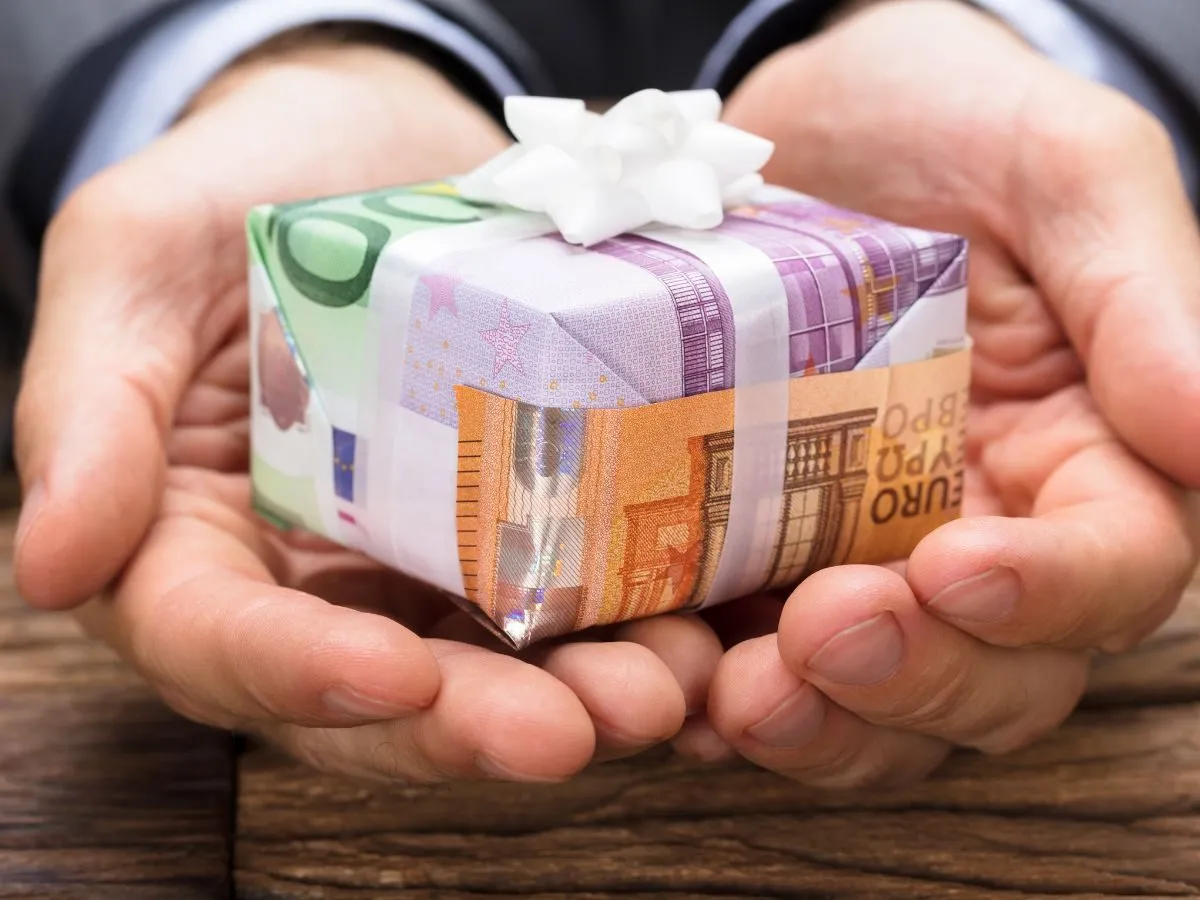 Zdjęcie Jak dać pieniądze na 18 w kreatywny sposób, aby zaskoczyć solenizanta