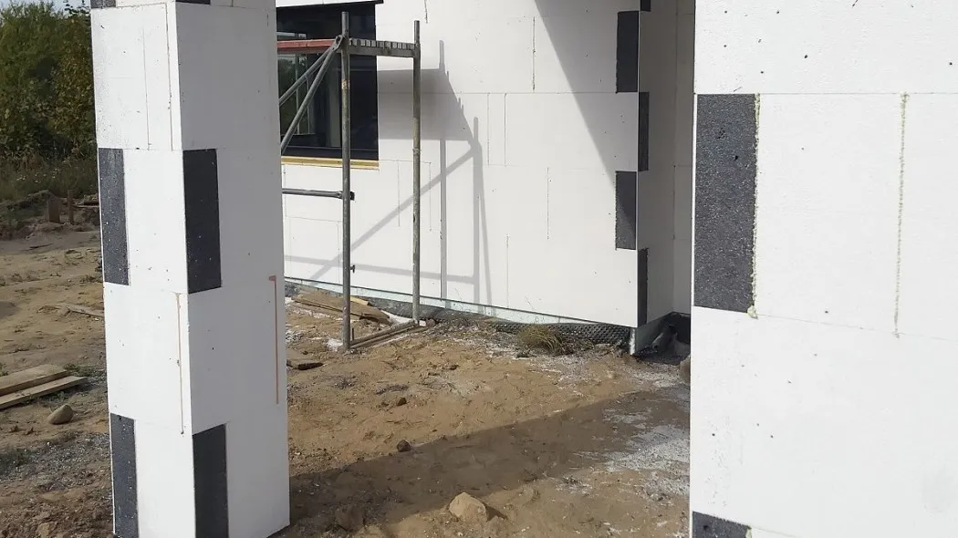 Zdjęcie Jakiej grubości styropian na fundamenty, by uniknąć problemów?