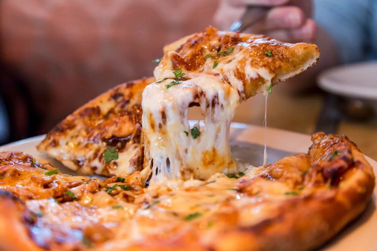 Zdjęcie Kawałek pizzy ile kalorii? Sprawdź, ile naprawdę zjesz!